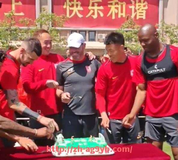 ag9游会-英超一支球队通常包括多少人在名单中？